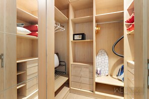 1 bedroom, individually decorated, iron/ironing board - WelHome - Breathtaking 1BR Apartment Shoreline The Palm  (Dubai)