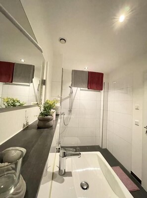 Dusche, Haartrockner, Handtücher, Seife
