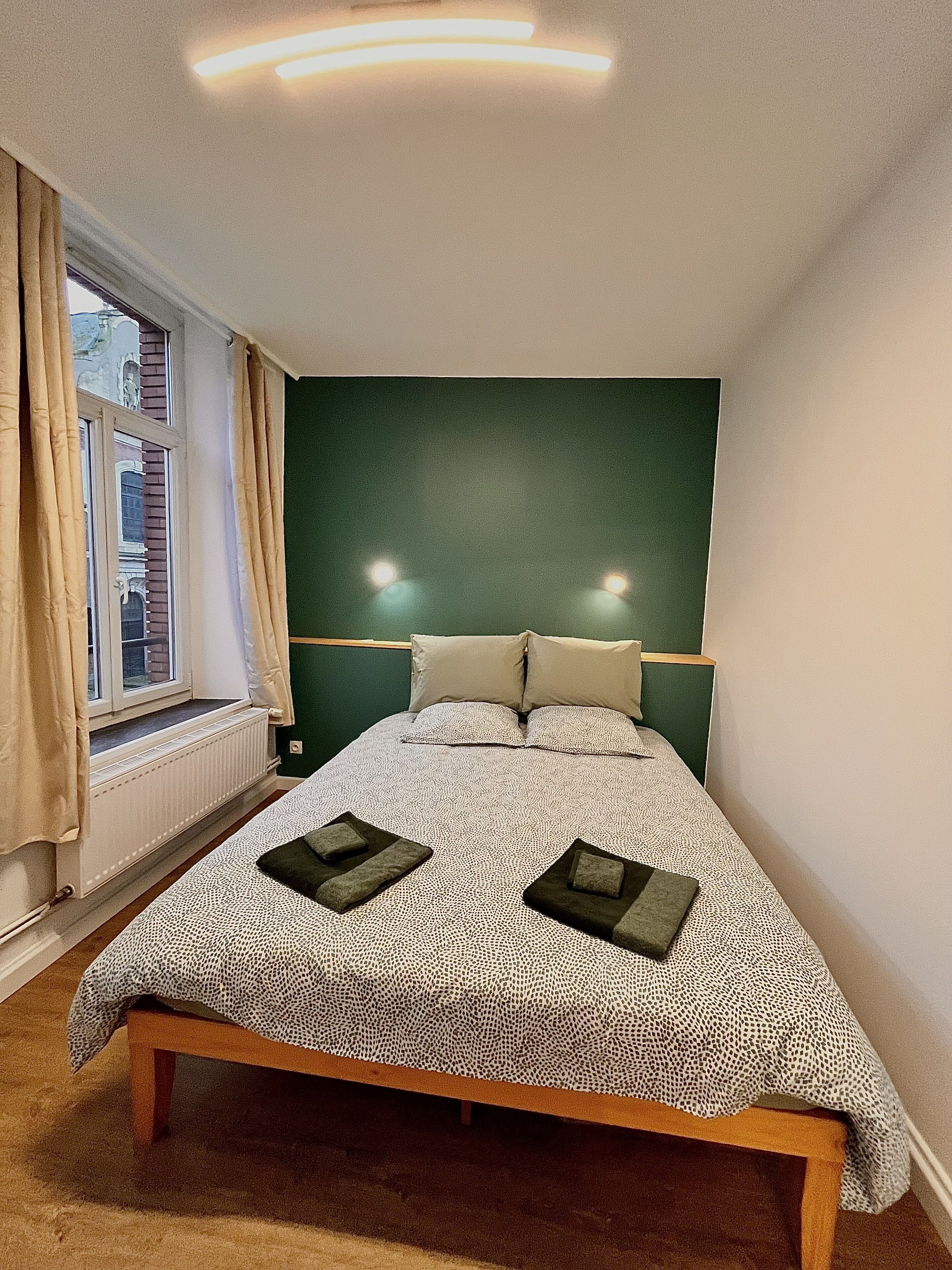 2 slaapkamers, een bureau, een strijkplank/strijkijzer, gratis wifi