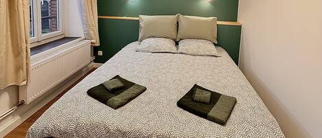 2 slaapkamers, een bureau, een strijkplank/strijkijzer, gratis wifi