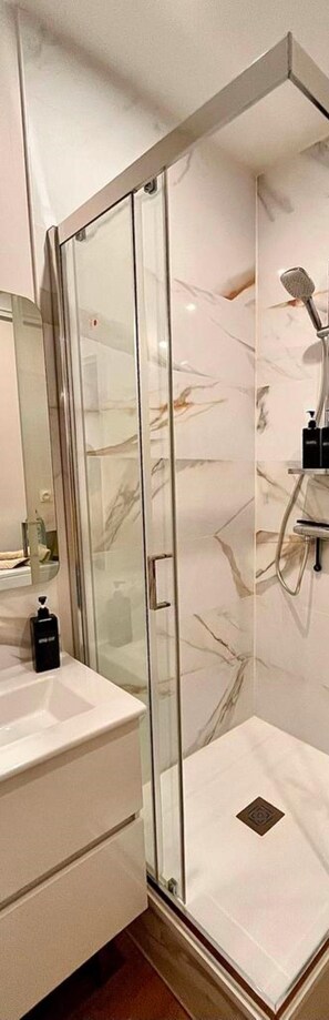 Dusche, kostenlose Toilettenartikel, Haartrockner, Handtücher
