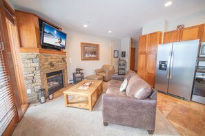Una Smart TV, una chimenea