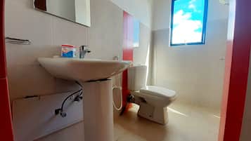 Standard Triple Room | Bathroom
