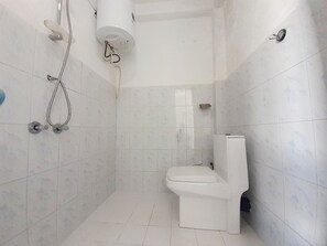 Standard Double Room | Bathroom - New Unique View Hotel (Nuwara Eliya)