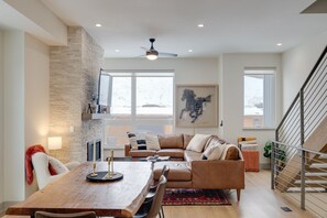 TV, fireplace