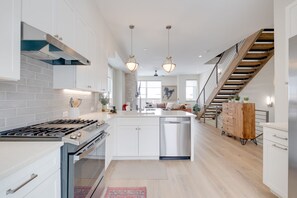 Fridge, microwave, oven, stovetop - Townhome in the heart of Silverthorne! Walk to everything! (Silverthorne)