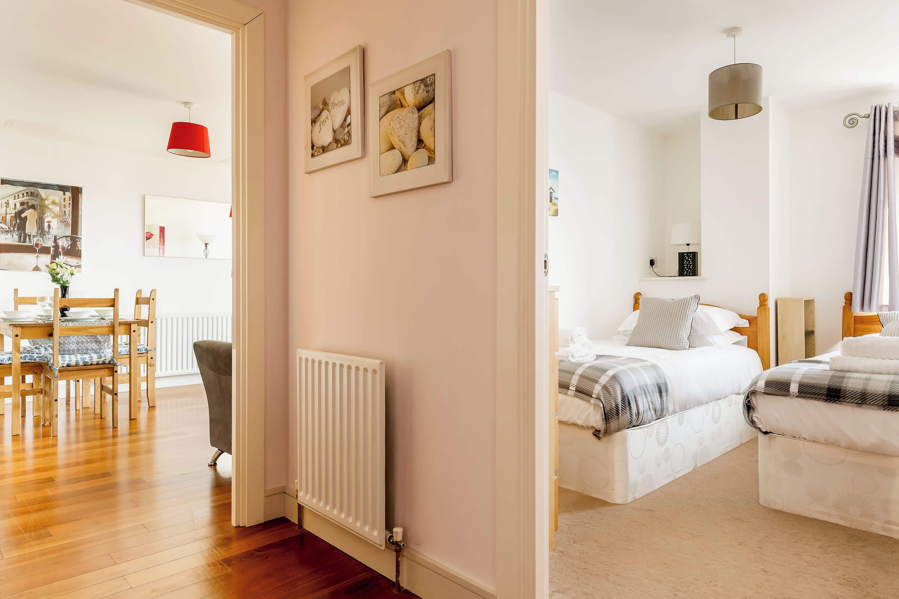 2 habitaciones, tabla de planchar con plancha, wifi y ropa de cama 