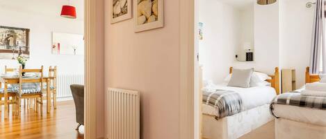 2 habitaciones, tabla de planchar con plancha, wifi y ropa de cama