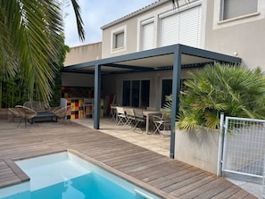 A cozy exterior, with its different spaces, swimming pool, bioclimatic terrace, garden furniture... - Sète, Jolie villa avec piscine à 5 mn des plages (Sète)