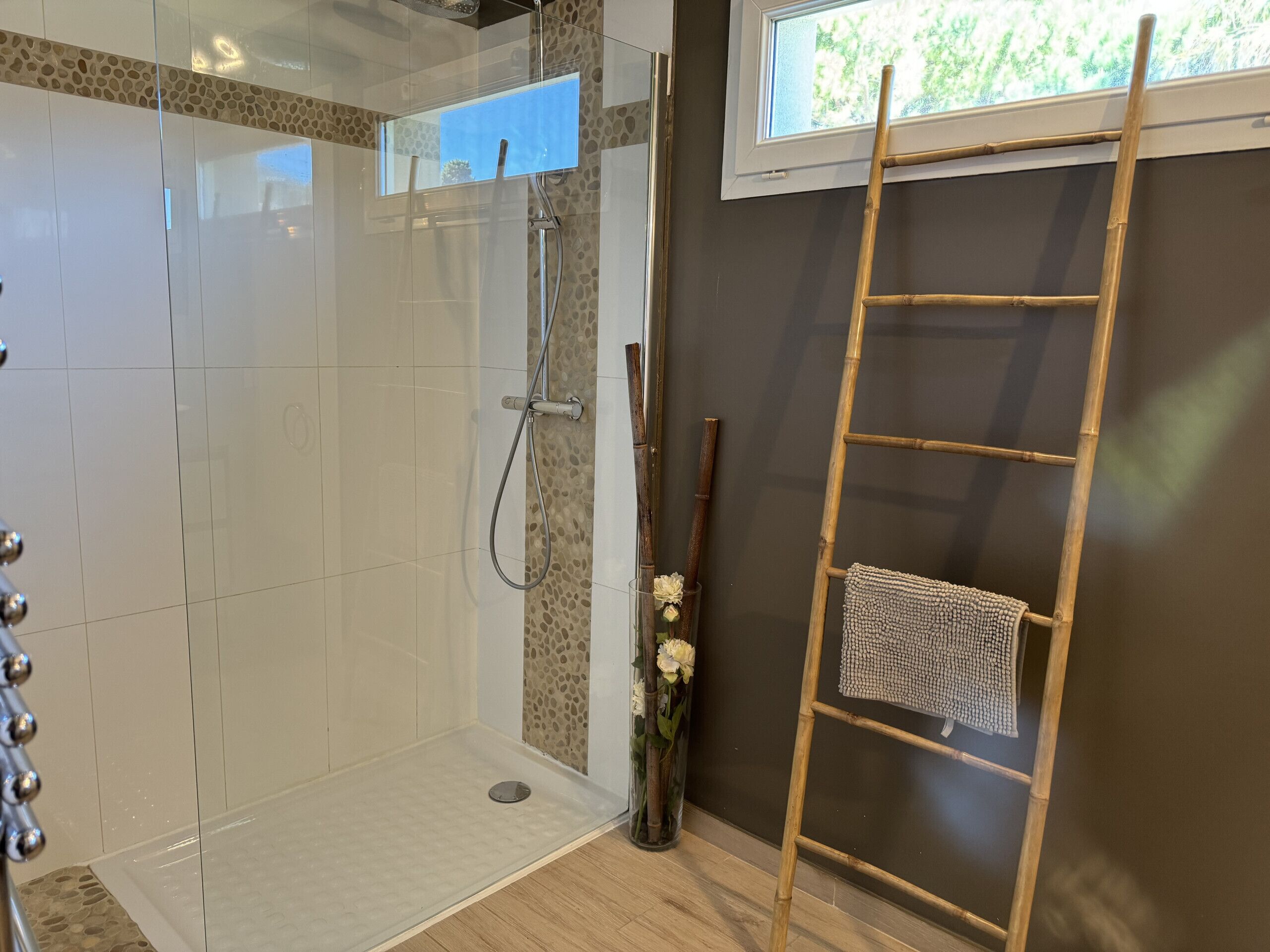 Dusche, Haartrockner, Handtücher