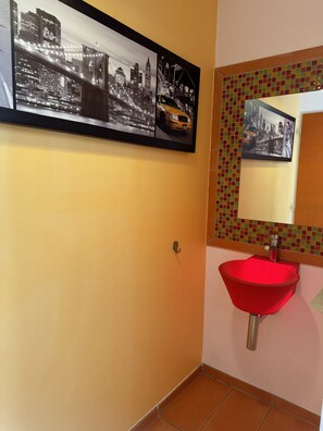 A bathroom with a red sink, a tiled backsplash, and a wall-mounted mirror. - Sète, Jolie villa avec piscine à 5 mn des plages (Sète)