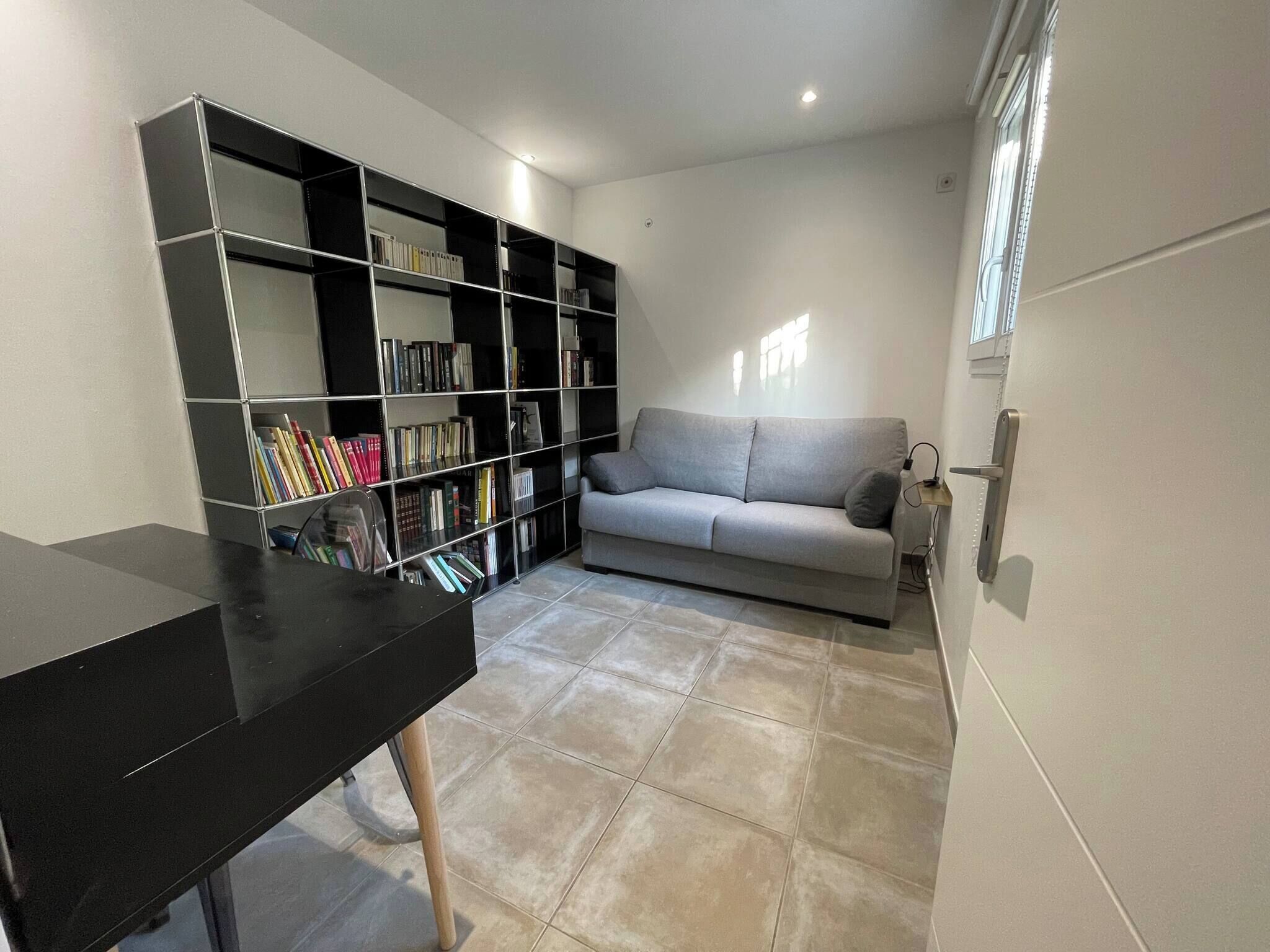On the ground floor, an office allows you to isolate yourself in peace for tele-work or videoconference. With its sofa bed, it can serve as an extra room
