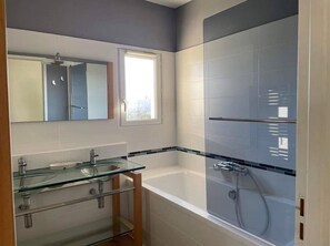 Shower, hair dryer, towels