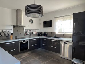 Kühlschrank, Mikrowelle, Ofen, Geschirrspüler