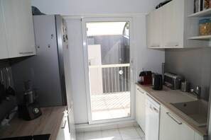 Kjøleskap, mikrobølgeovn, ovn og oppvaskmaskin