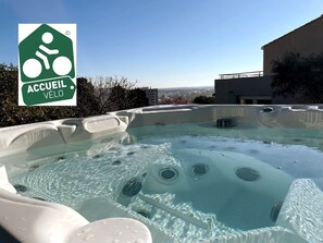 Een hottub met uitzicht op een stadsgezicht.