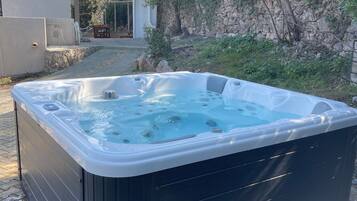 Bain à remous extérieur