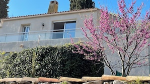 A building with a balcony, a chimney, and a flowering tree. - Sète, Sunshine Lodge, Grande Villa familiale sur (Sète)