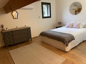 3 bedrooms, iron/ironing board, travel cot, free WiFi