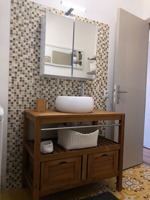 淋浴设施、吹风机、毛巾、洗发水