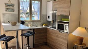 Réfrigérateur, micro-ondes, four, cafetiÚre/bouilloire