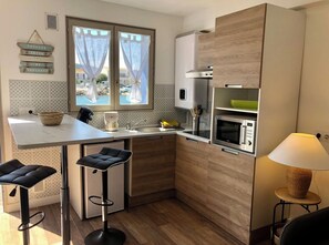 Jääkaappi, mikroaaltouuni, uuni, kahvin-/teenkeitin