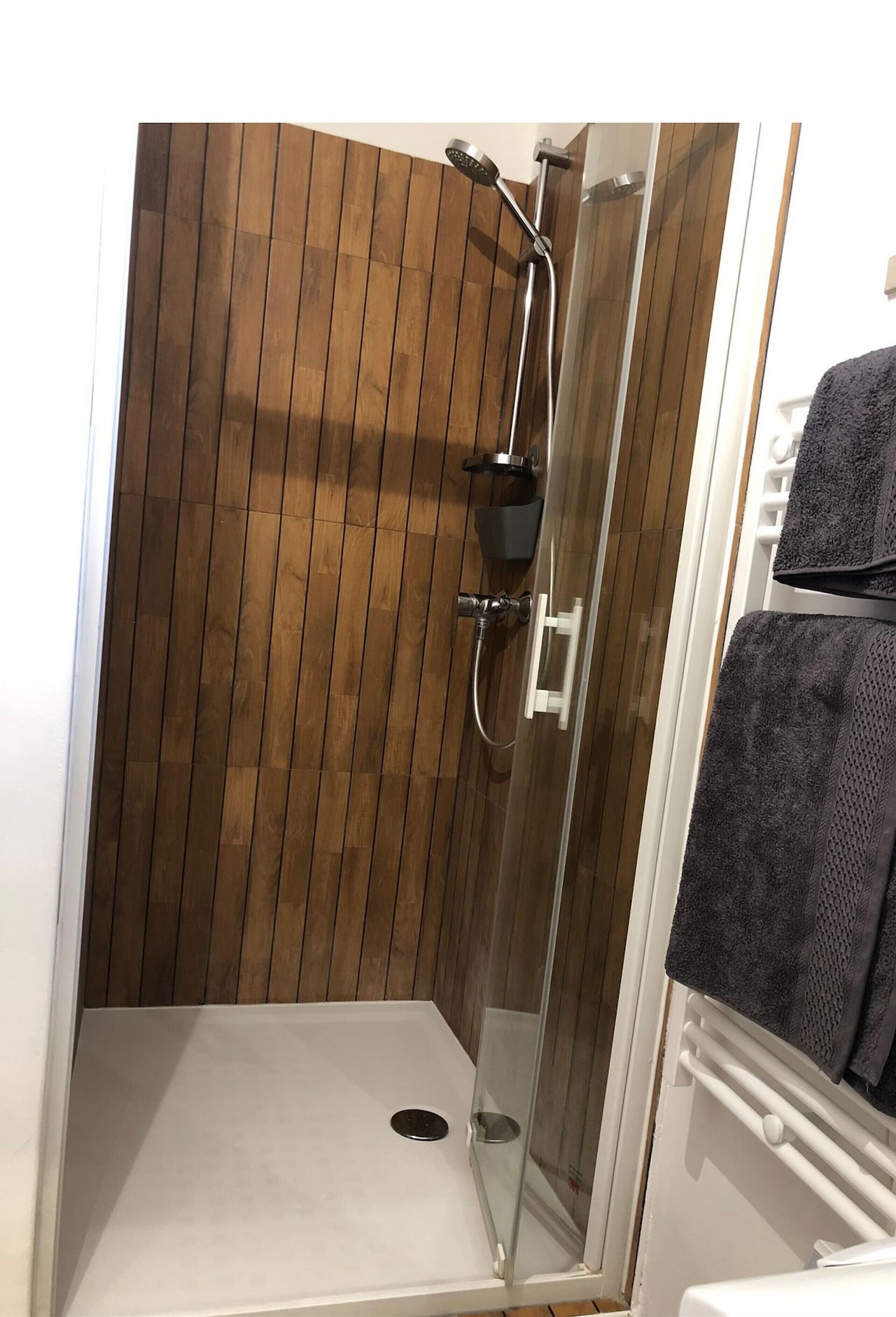 Douche, sèche-cheveux, serviettes fournies, shampoing