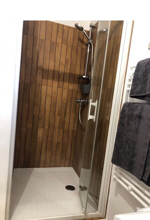 Shower, hair dryer, towels, shampoo - Sète, petit nid coquet à la Pointe-Courte (Sète)