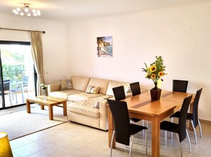 TV - Appartement Tout Confort Avec 2 Terrasses Proche de la mer (Lagos)