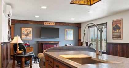 Newly Built Rustic Cabin w/ Mountain & Pond Views