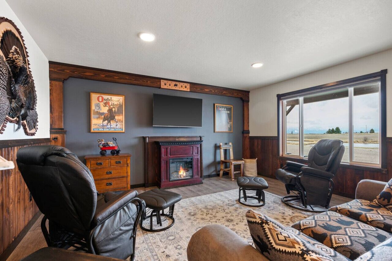 Smart TV, fireplace
