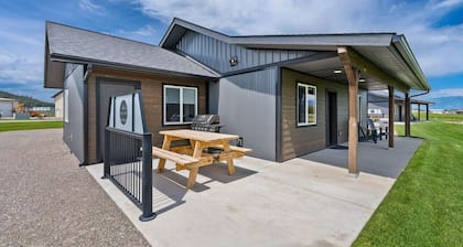 Newly Built Rustic Cabin w/ Mountain & Pond Views