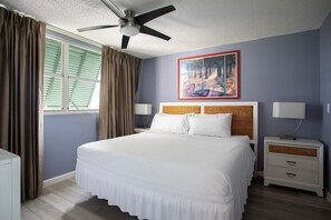 2 bedrooms, free WiFi, bed sheets - Sunrise 308-2BR/2BA condo near beaches with pool, parking, balcony (Key West)