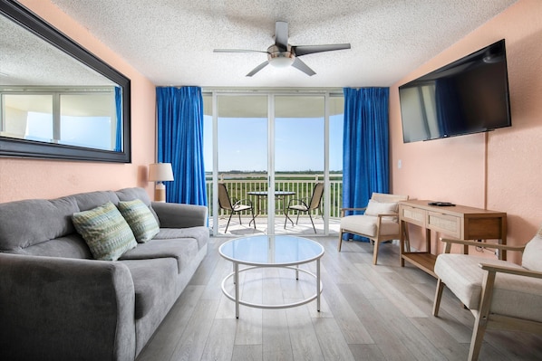 Smart TV - Sunrise 308-2BR/2BA condo near beaches with pool, parking, balcony (Key West)