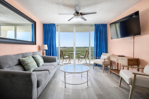 Sunrise 308-2BR/2BA condo near beaches with pool, parking, balcony