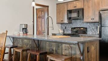 Geladeira, micro-ondas, fogão, cooktop