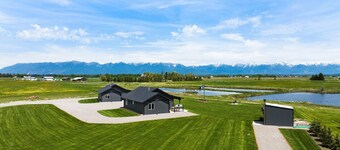 Charming Cabin w/ Wildlife & Mountain Views