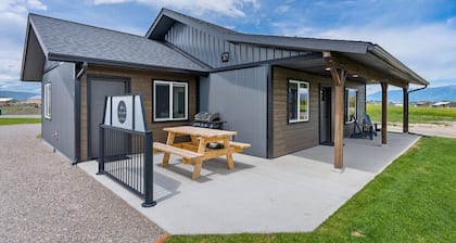 Charming Cabin w/ Wildlife & Mountain Views