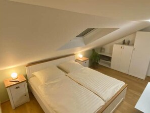 1 habitación, caja de seguridad en la habitación y escritorio 