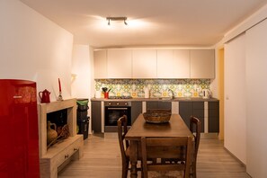 Frigorifero, forno, lavastoviglie, bollitore elettrico
