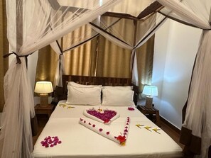 Tabla de planchar con plancha, wifi gratis y ropa de cama 