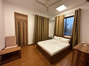 Quarto casal luxo | Ferros/tábuas de passar roupa, Wi-Fi de cortesia, roupa de cama
