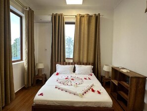 Deluxe Double Room | Iron/ironing board, free WiFi, bed sheets