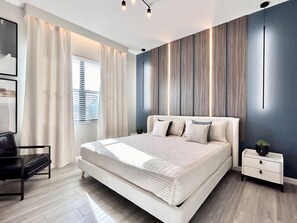 8 bedrooms, iron/ironing board, travel cot, free WiFi - Paradiso Grande 8BR Luxury Home, Cinema, PS5 Loft, Pvt Pool, BBQ, Near Parks! (Orlando)