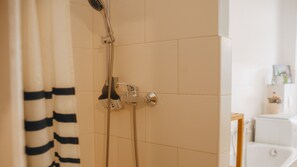 Secadora de cabello, toallas, jabón, papel de baño 