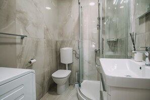 Appartement Premium, non-fumeurs, vue ville | Salle de bain | Douche, sèche-cheveux, serviettes fournies