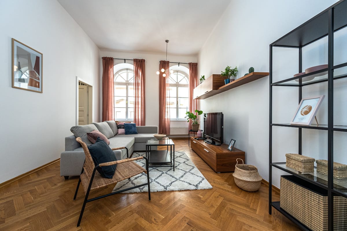Comfort-Apartment (Apt 21) | Wohnbereich | 90-cm-Smart-TV mit Satellitenempfang