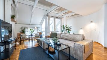 Dúplex Deluxe (Apt 42) | Zona de estar | Smart TV de 90 cm con canales por satélite