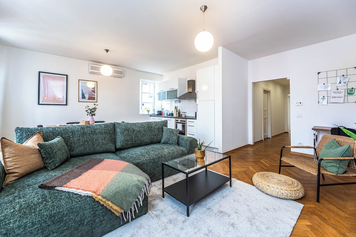 Apartamento conforto (Apt 41) | Área de estar | Smart TV 90 cm com canais via satélite