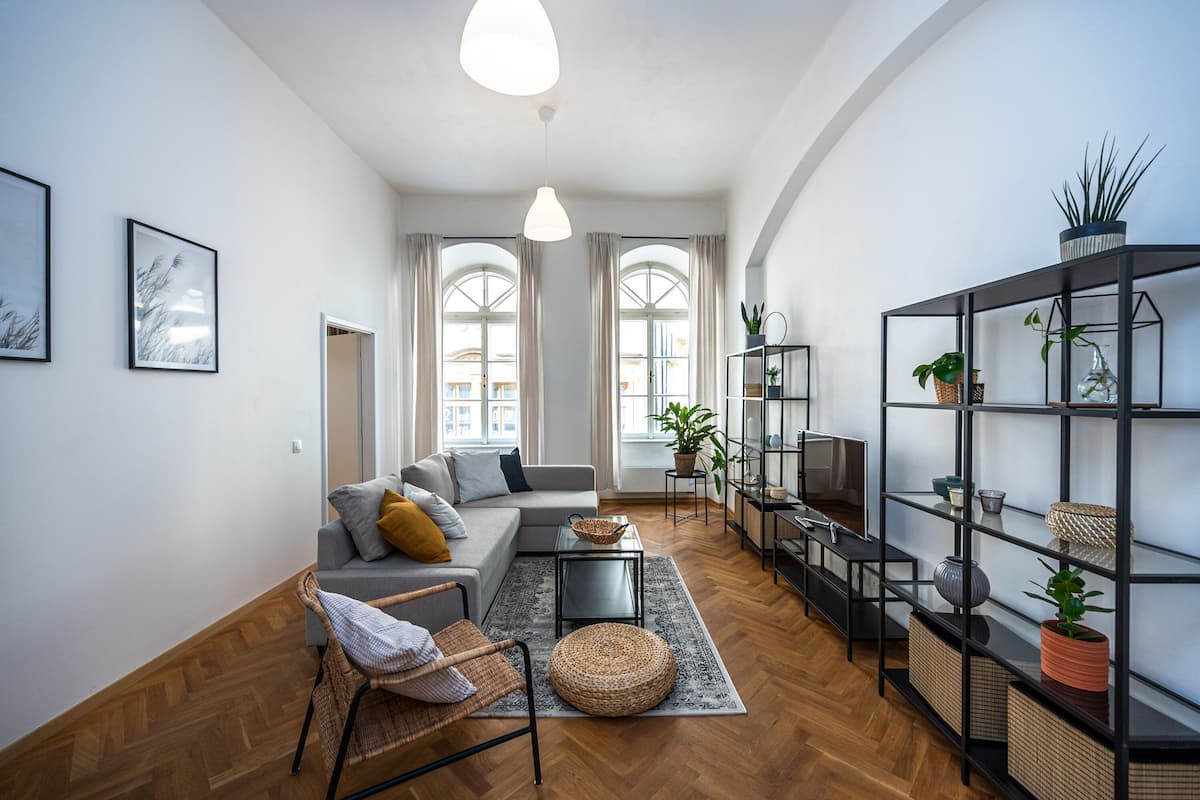 Design-Apartment (Apt 11) | Wohnbereich | 90-cm-Smart-TV mit Satellitenempfang